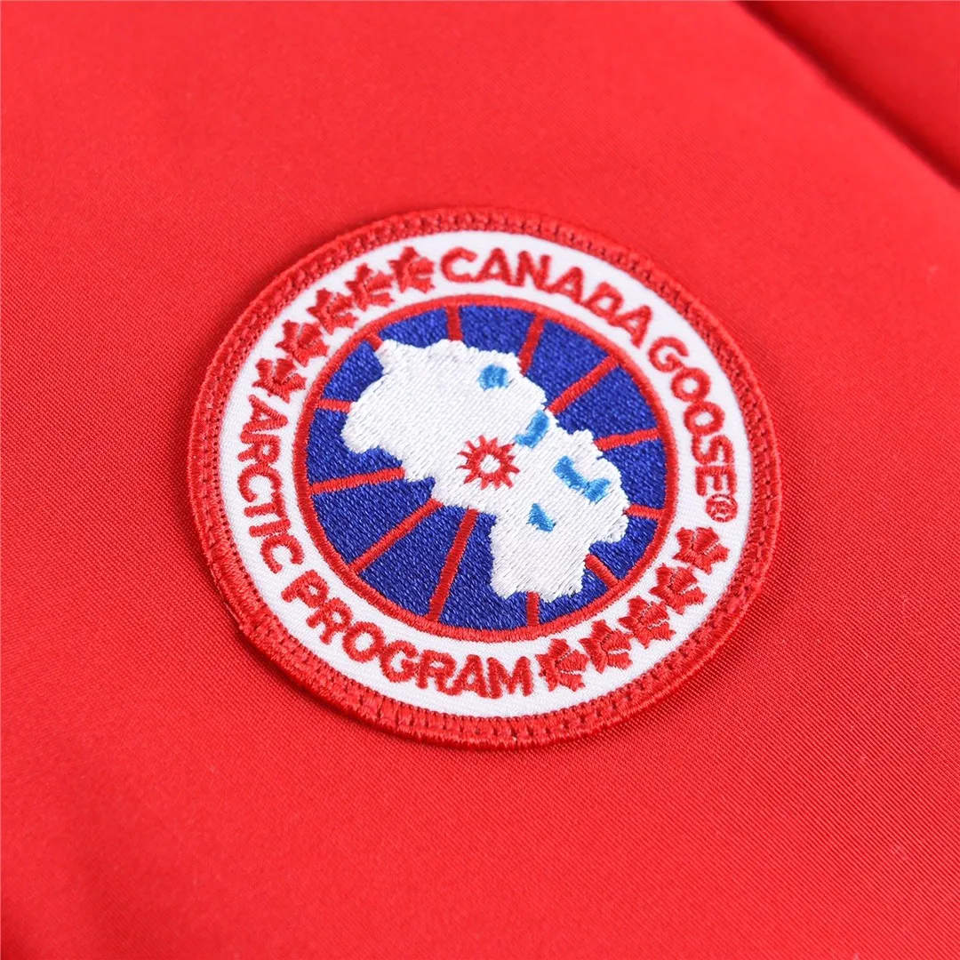 P320 Canada Goose Canada Goose #Freestyle Crew 4154M men's and women's vest down# ➖ Genuine synchronous anti-counterfeiting chip sensor! ➖ Imported Behringer embroidery machine to customize 10,000-needle embroidery logo! ➖ Imported 21-count polyester-cotton blended original fabric, using Feather-Light 10D waterproof coating fabric, made of 84.5% polyester fiber and 15.5% cotton, 100% the best feel in the entire network! ➖ The genuine official website uses the national standard 80 white duck down, and will never be misled by false claims such as 90 down or goose down! ➖ 100% nylon nylon lining with double double-layer sealing design to prevent velvet from running away. Top-grade polar fleece is used in the collar and pockets to keep warm and comfortable! ➖ Yoshida YKK provides original custom-made electroplated sliders. YKK two-way lockable zippers are tight and smooth and will not peel off paint! ➖ 3M composite original Velcro is durable, and all accessories and hardware are disassembled and customized!  SIZE: XS S M L XL XXL [Attached: Size chart]